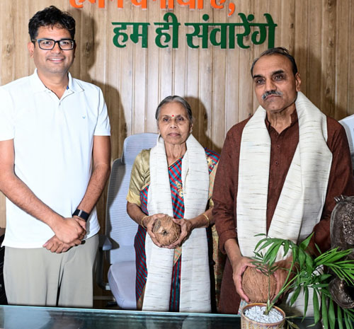 बस्तर में चिकित्सा की अलख जगाने वाले पद्मश्री डॉ. गोडबोले दंपति का वित्त मंत्री ने किया आत्मीय अभिनंदन