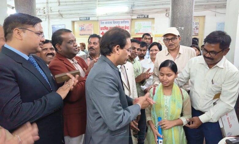 बैटरी चालित ट्रायसाइकिल, स्मार्ट केन एवं श्रवण यंत्र पाकर खिले हितग्राहियों के चेहरे
