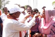 गोद में उठाया, चश्मा पहनाया… भैंसामुड़ा में दिखा मुख्यमंत्री का आत्मीय रूप, डॉक्टर बनना है सुनकर मुस्कुराए
