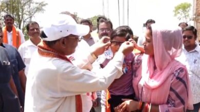 गोद में उठाया, चश्मा पहनाया… भैंसामुड़ा में दिखा मुख्यमंत्री का आत्मीय रूप, डॉक्टर बनना है सुनकर मुस्कुराए
