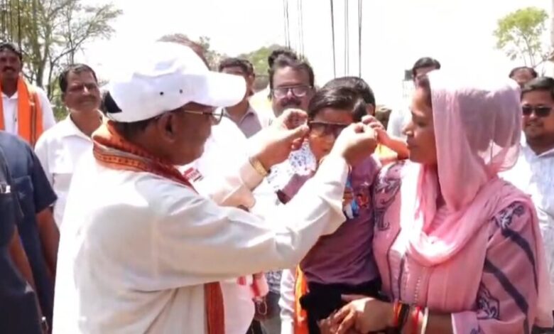 गोद में उठाया, चश्मा पहनाया… भैंसामुड़ा में दिखा मुख्यमंत्री का आत्मीय रूप, डॉक्टर बनना है सुनकर मुस्कुराए