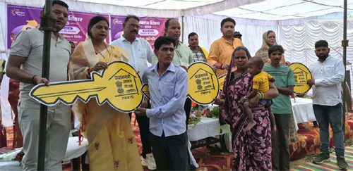 सिमड़ा शिविर में 4 हितग्राहियों को मिली प्रधानमंत्री आवास योजना की खुशियों की चाबी
