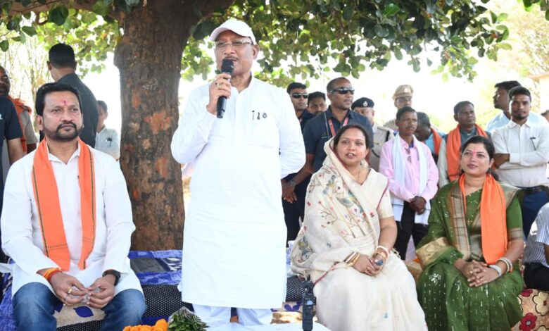 कटहल–गुलमोहर की छांव में सजी चौपाल, मुख्यमंत्री ने सरोधी में सुनी जनता की आवाज