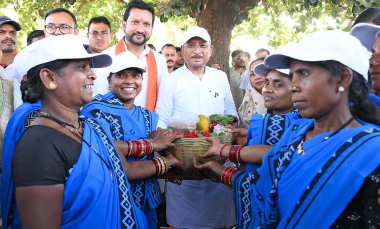 सरोधी में महिला स्व सहायता समूह ने मुख्यमंत्री को भेंट की स्थानीय उत्पादों की टोकरी