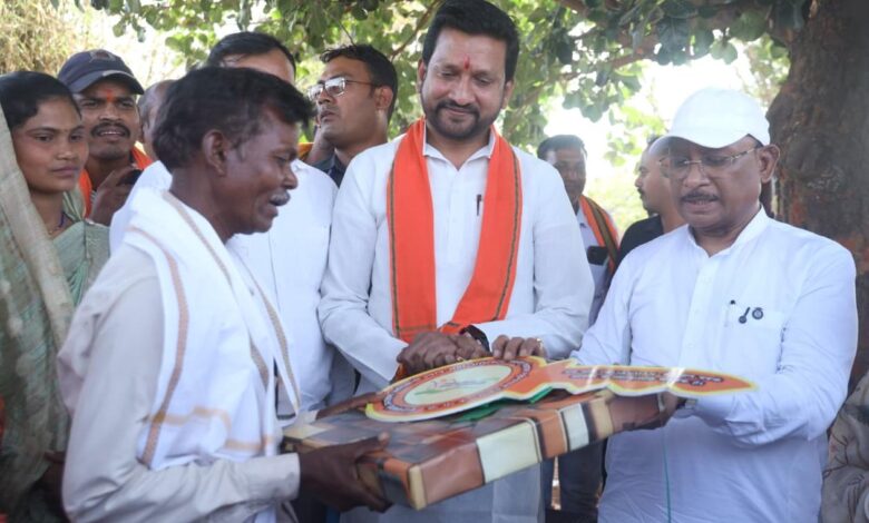 सुशासन तिहार: मुख्यमंत्री साय ने पीएम जनमन के हितग्राही सुभान को सौंपी खुशियों की चाबी