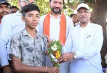 सुशासन तिहार : मुख्यमंत्री साय ने मेधावी छात्र गिरवर को किया सम्मानित