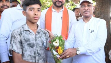 सुशासन तिहार : मुख्यमंत्री साय ने मेधावी छात्र गिरवर को किया सम्मानित