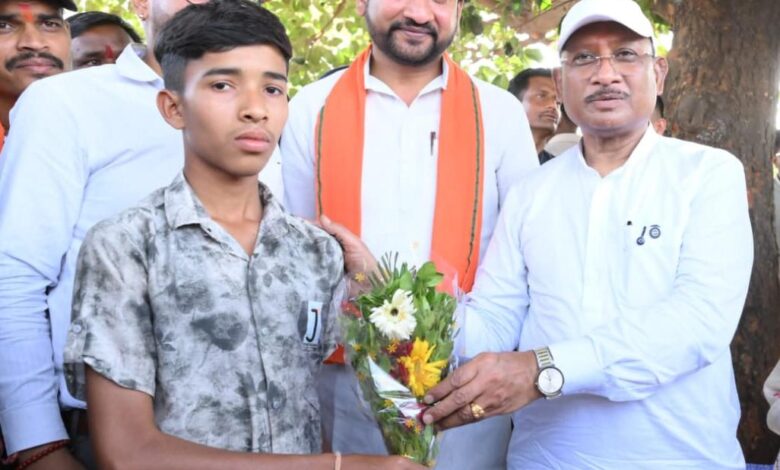 सुशासन तिहार : मुख्यमंत्री साय ने मेधावी छात्र गिरवर को किया सम्मानित