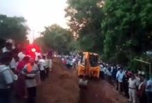पाइपलाइन बिछा रहे तीन मजदूरों की मिट्टी में दबने से मौत