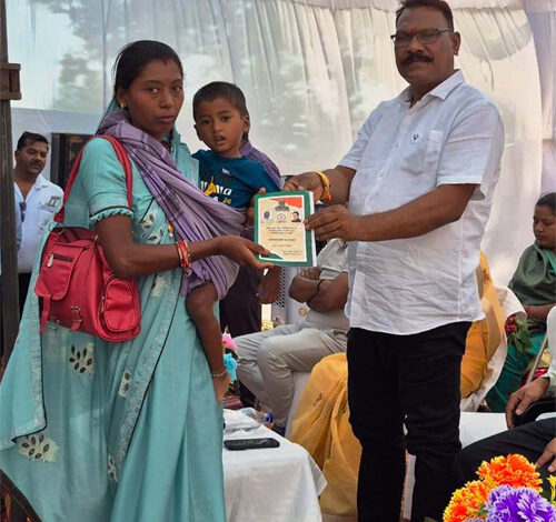 सिमड़ा शिविर में हितग्राहियों को मिले राशन कार्ड, चेहरे पर आई मुस्कान
