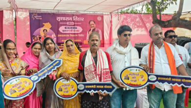 कुसुमताल शिविर में पीएम आवास की चाबी, पेंशन प्रमाण पत्र और व्हीलचेयर वितरण से खिले ग्रामीणों के चेहरे