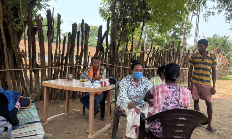 इंद्रावती पार कर पहुँची स्वास्थ्य टीम, 642 ग्रामीणों का किया स्वास्थ्य परीक्षण