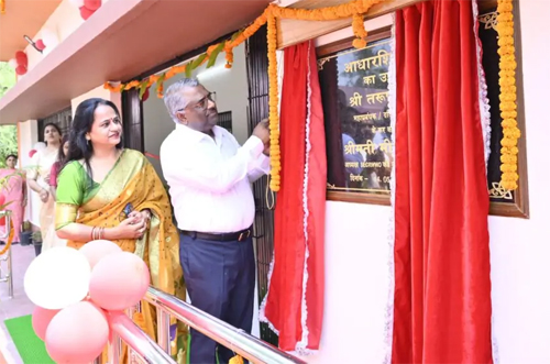 दपूमरे महाप्रबंधक प्रकाश ने आधारशिला विद्यालय के नवीन भवन का लोकार्पण कर किया वृक्षारोपण