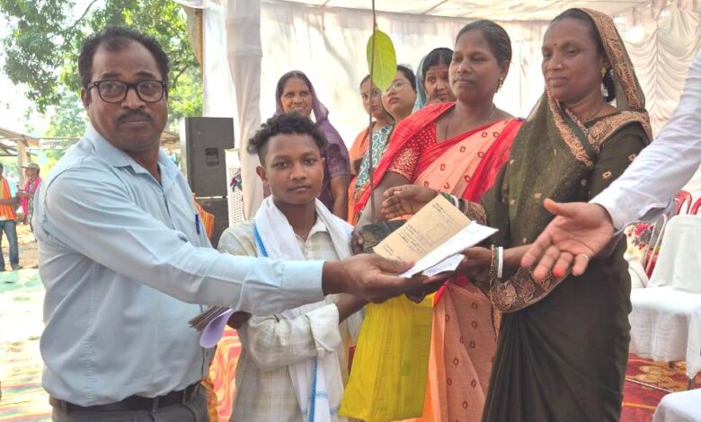 कस्तूरा शिविर में किसानों को वितरित किए गए किसान किताब और फलदार पौधे, तीन हितग्राहियों को मिला जॉब कार्ड