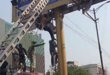40 मिनट के हाईहोल्टेज ड्रामा के बाद 35 फीट ऊंचे होर्डिंग पर चढ़ी युवती को उतारा गया सुरक्षित