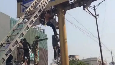 40 मिनट के हाईहोल्टेज ड्रामा के बाद 35 फीट ऊंचे होर्डिंग पर चढ़ी युवती को उतारा गया सुरक्षित