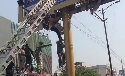 40 मिनट के हाईहोल्टेज ड्रामा के बाद 35 फीट ऊंचे होर्डिंग पर चढ़ी युवती को उतारा गया सुरक्षित