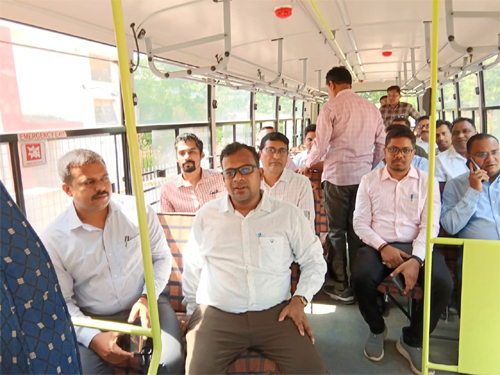 ईंधन बचत और मितव्ययिता का अनूठा उदाहरण, बसना प्रशासन की सामूहिक बस यात्रा ईंधन बचत और मितव्ययिता का अनूठा उदाहरण, बसना प्रशासन की सामूहिक बस यात्रा