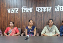 विधवा महिला ने पार्षद पर घर के मुख्य द्वार में ताला लगाने का लगाया आरोप