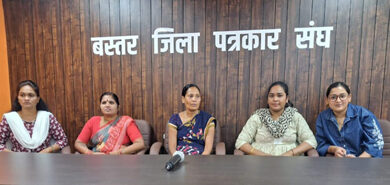 विधवा महिला ने पार्षद पर घर के मुख्य द्वार में ताला लगाने का लगाया आरोप