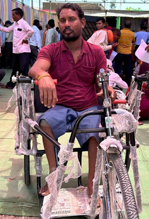सुशासन तिहार : घुटनों के बल चलने की मजबूरी थमी, ट्राइसाइकिल से मिली जीवन लाल के सपनों को नई रफ़्तार