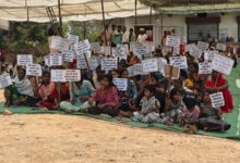शराब दुकान बंद करने तीन गांव के ग्रामीण बैठे धरने पर