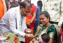मुख्यमंत्री साय ने बच्चों को कराया अन्नप्राशन, गर्भवती महिलाओं की गोदभराई कार्यक्रम में दी शुभकामनाएं