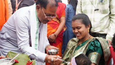 मुख्यमंत्री साय ने बच्चों को कराया अन्नप्राशन, गर्भवती महिलाओं की गोदभराई कार्यक्रम में दी शुभकामनाएं