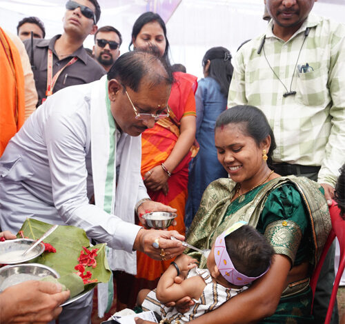 मुख्यमंत्री साय ने बच्चों को कराया अन्नप्राशन, गर्भवती महिलाओं की गोदभराई कार्यक्रम में दी शुभकामनाएं