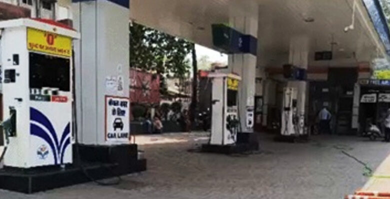 बिलासपुर में 13 पेट्रोल-पंप सूखे, कुछ में लगा नो स्टॉक के बोर्ड बिलासपुर में 13 पेट्रोल-पंप सूखे, कुछ में लगा नो स्टॉक के बोर्ड