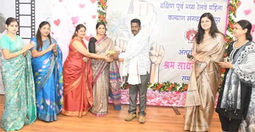 ईमानदार मेहनतकश रेल कर्मियों का सेक्रो ने किया सम्मान ईमानदार मेहनतकश रेल कर्मियों का सेक्रो ने किया सम्मान
