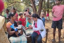 डॉक्टरों ने 13 किलोमीटर पैदल सफर तय कर दंतेवाड़ा के बड़ेपल्ली में स्वास्थ्य शिविर लगाया