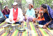मुख्यमंत्री को श्रमिकों ने दिया भोजन का न्यौता : साथ बैठकर खाया बोरे बासी और आमा चटनी