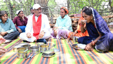मुख्यमंत्री को श्रमिकों ने दिया भोजन का न्यौता : साथ बैठकर खाया बोरे बासी और आमा चटनी