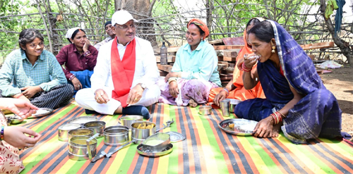 मुख्यमंत्री को श्रमिकों ने दिया भोजन का न्यौता : साथ बैठकर खाया बोरे बासी और आमा चटनी