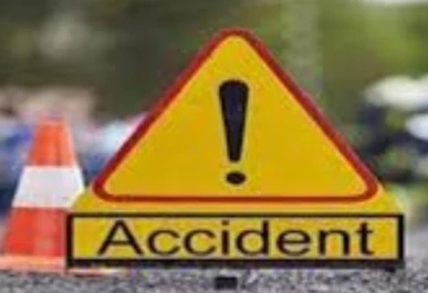 चौथी समारोह से लौट रहे 30 लोगों से भरी पिकअप पलटी, 3 की मौत, कई घायल