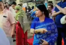 बीच सड़क दुकान लगाने पर भड़की दुर्ग महापौर अल्का, बोली अभी के अभी ठेला हटाओ, एक लगा दूंगी