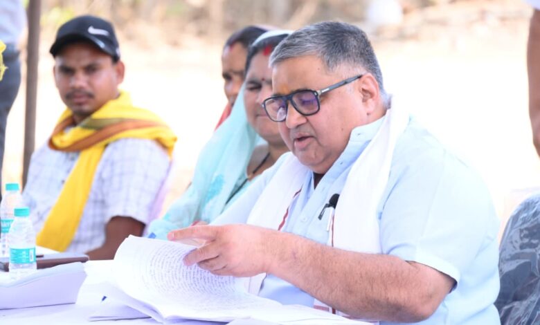 ग्राम हरिहरपुर में मंत्री अग्रवाल ने जनता से किया सीधा संवाद, त्वरित निराकरण के लिए अधिकारियों को दिए निर्देश
