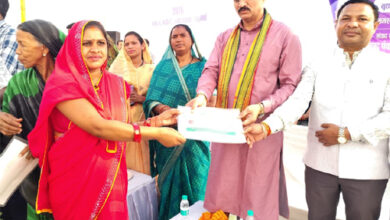 मझौली शिविर में सविता को मौके पर मिला आयुष्मान कार्ड, ग्रामीणों की समस्याओं का हुआ त्वरित निराकरण