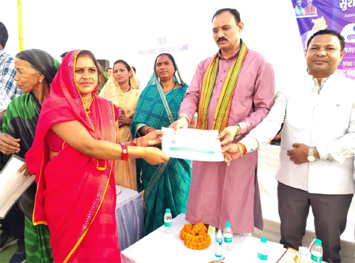 मझौली शिविर में सविता को मौके पर मिला आयुष्मान कार्ड, ग्रामीणों की समस्याओं का हुआ त्वरित निराकरण
