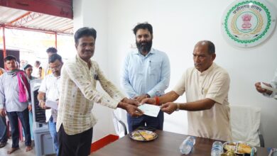 माटीकला बोर्ड अध्यक्ष चक्रवर्ती ने 11 जरूरतमंद हितग्राहियों को 10-10 हजार की स्वेच्छानुदान राशि प्रदान की गई