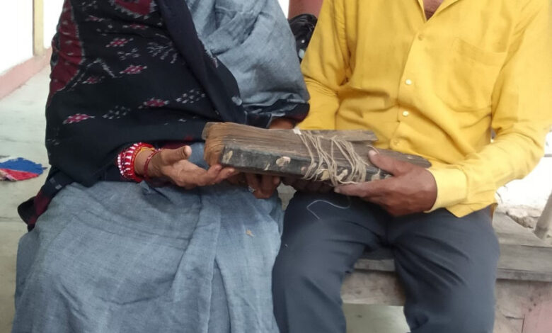 सेमी पत्ते के रस से उभरते हैं सदियों पुराने अक्षर, रायगढ़ में सुरक्षित है नाड़ी विज्ञान और आयुर्वेद का अद्भुत ज्ञान भंडार