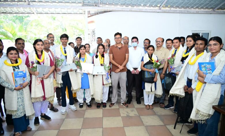 मेधावी विद्यार्थियों का सम्मानः वित्त मंत्री चौधरी ने दिया लैपटॉप व 25 हजार का प्रोत्साहन