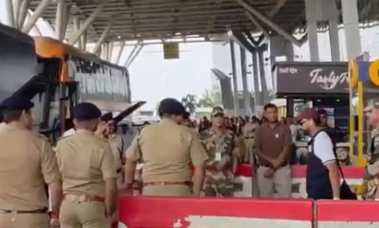 रायपुर पहुंची मुंबई इंडियंस की टीम, हार्दिक-रोहित को देखने विमानतल पर उमड़े फैंस