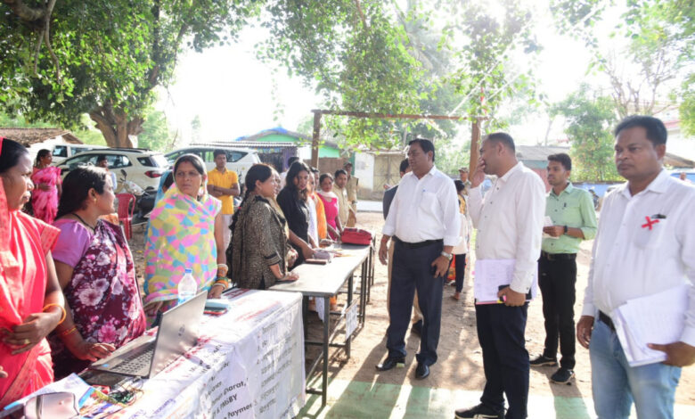 बस्तर कमिश्नर ने ग्राम संबलपुर और बम्हनी में बस्तर मुन्ने शिविर का किया निरीक्षण