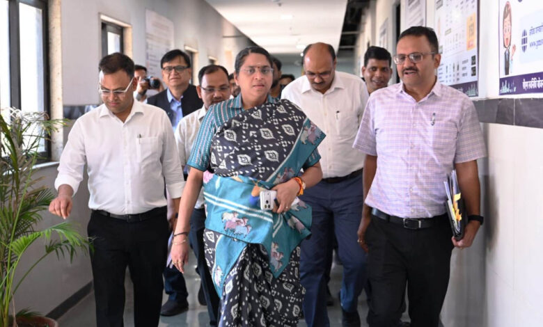 नगरीय प्रशासन विभाग की नई सचिव शंगीता पहुंची इंद्रावती भवन, अधिकारियों से वन-टू-वन चर्चा कर योजनाओं की ली जानकारी