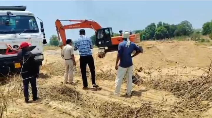 केवई नदी में अवैध रेत खनन पर प्रशासन की बड़ी कार्रवाई, 9 हाईवा और चैन माउंटेन मशीन जब्त