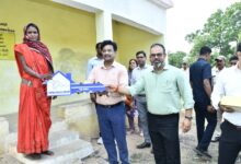 पीएम जनमन योजना से जनजातीय परिवार को मिला पक्के घर का सपना, प्रमुख सचिव बोरा ने मुन्नीबाई को सौंपी आवास की चाबी