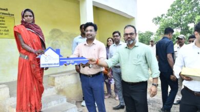 पीएम जनमन योजना से जनजातीय परिवार को मिला पक्के घर का सपना, प्रमुख सचिव बोरा ने मुन्नीबाई को सौंपी आवास की चाबी