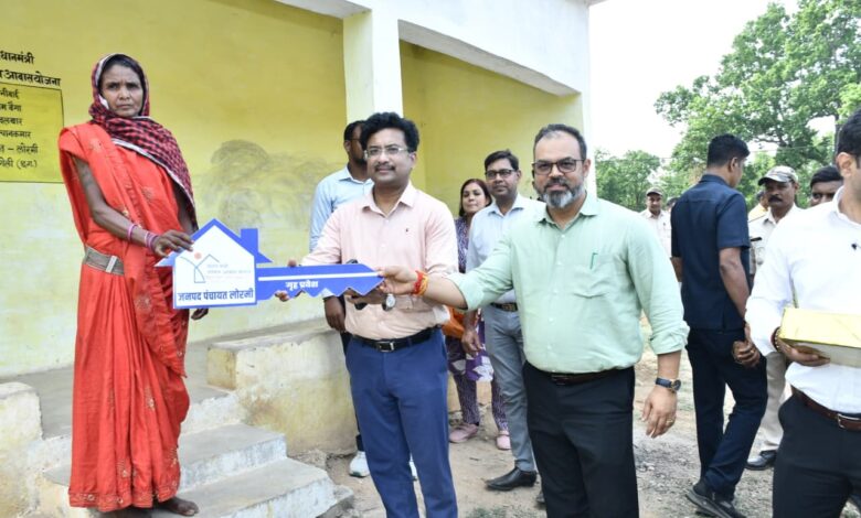 पीएम जनमन योजना से जनजातीय परिवार को मिला पक्के घर का सपना, प्रमुख सचिव बोरा ने मुन्नीबाई को सौंपी आवास की चाबी